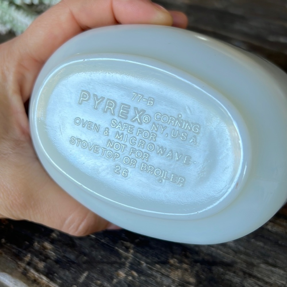 VINTAGE Pyrex milk glass gravy boat - EUC - 1970’s - Picture 5 of 6